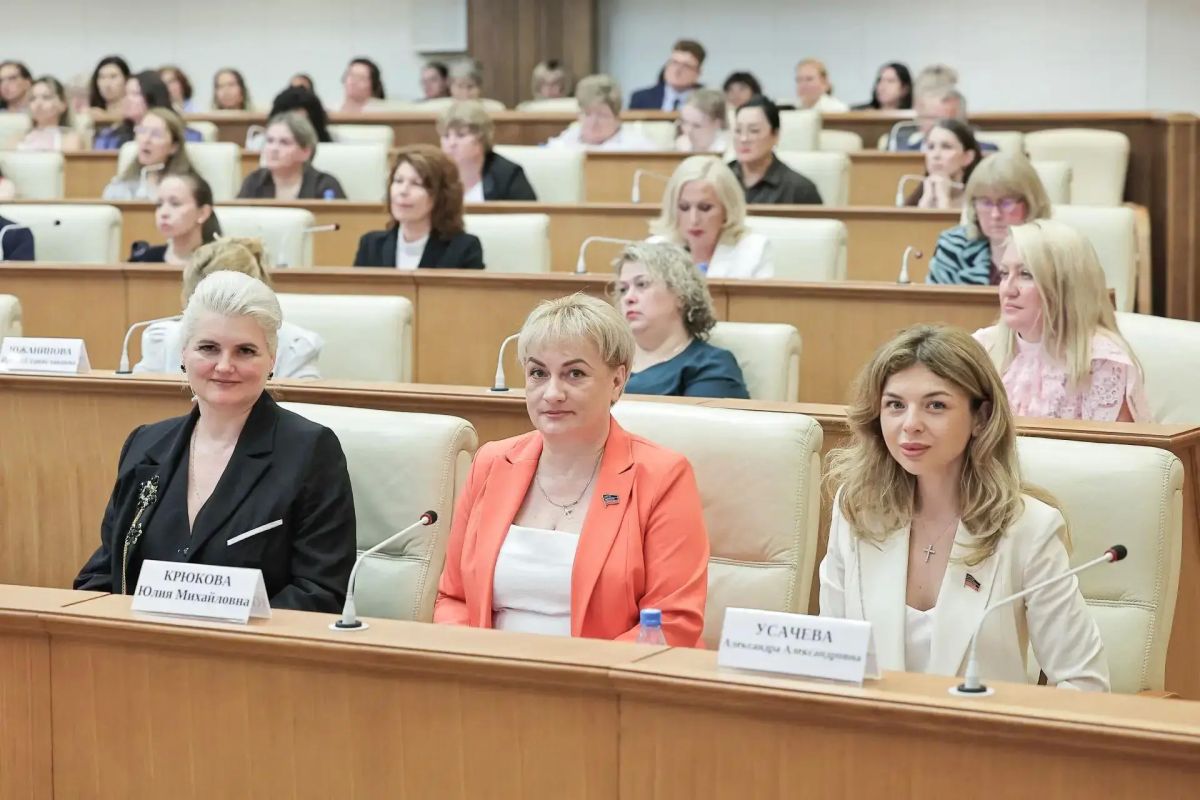 Юлия Крюкова и Александра Усачева посетили форум на выставке «Иннопром», Дмитрий Плетень поздравил выпускников-юристов