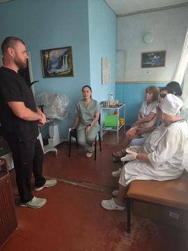 Депутат Старобешевского муниципального совета от партии "ЕДИНАЯ РОССИЯ" Евгений Балабанов провел встречу с трудовым коллективом Старобешевской центральной районной больницы