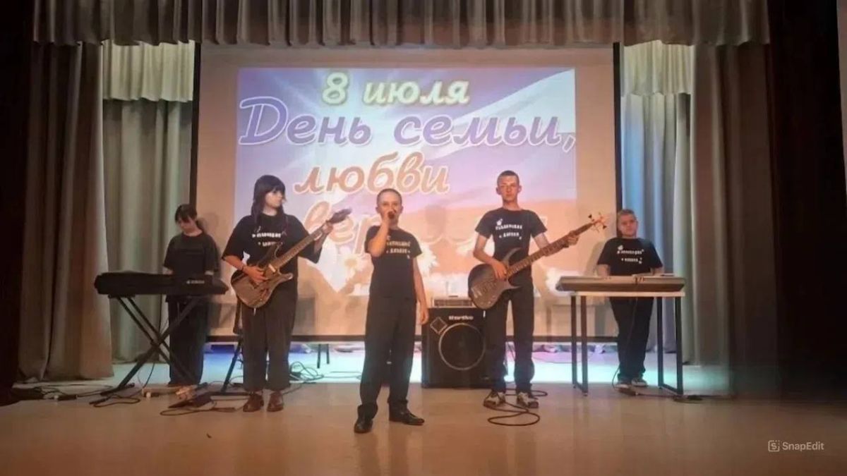 В честь праздника Дня семьи, любви и верности и в рамках проекта «Единая страна» в клубе села Бирюки состоялась литературно-музыкальная гостиная «Мелодия любви и верности»