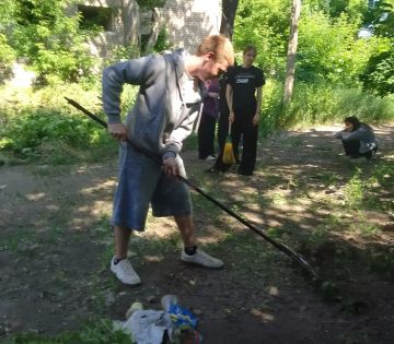 С целью приведения территории в надлежащее санитарное состояние, в рамках акции «Чистый четверг», сотрудниками и учащимися Государственного бюджетного профессионального образовательного учреждения «Макеевский...