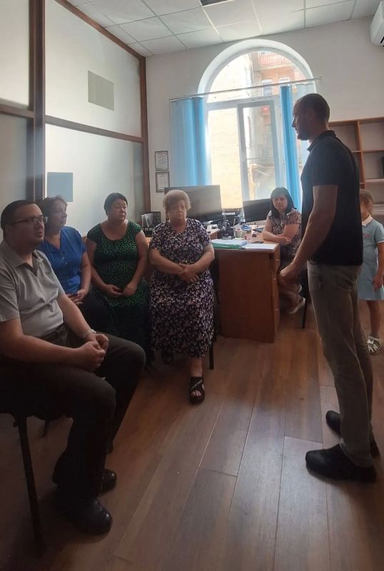 Начальник Амвросиевского территориального отдела Сергей Прищенко провел встречу с сотрудниками Амвросиевского муниципального совета, в ходе которой был рассмотрен ряд важных вопросов, касающихся работы с населением и...