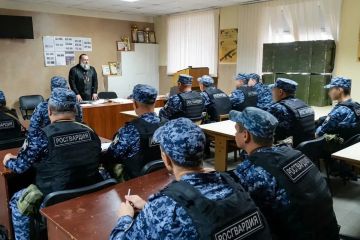 В День семьи, любви и верности росгвардейцы встретились с представителем Русской православной церкви