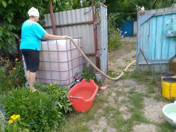 В Кировском внутригородском районе при поддержке региона-шефа Московская область продолжается подвоз воды для жителей домов, в которые в установленный графиком день не поступила вода