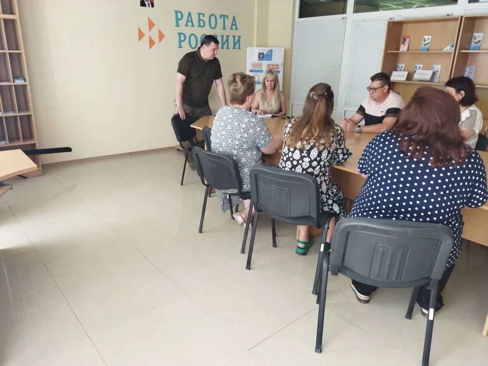 Глава Амвросиевского муниципального округа Игорь Лызов провел рабочую встречу с трудовым коллективом филиала Государственного казенного учреждения "Служба занятости населения Донецкой Народной Республики" в Амвросиевском...