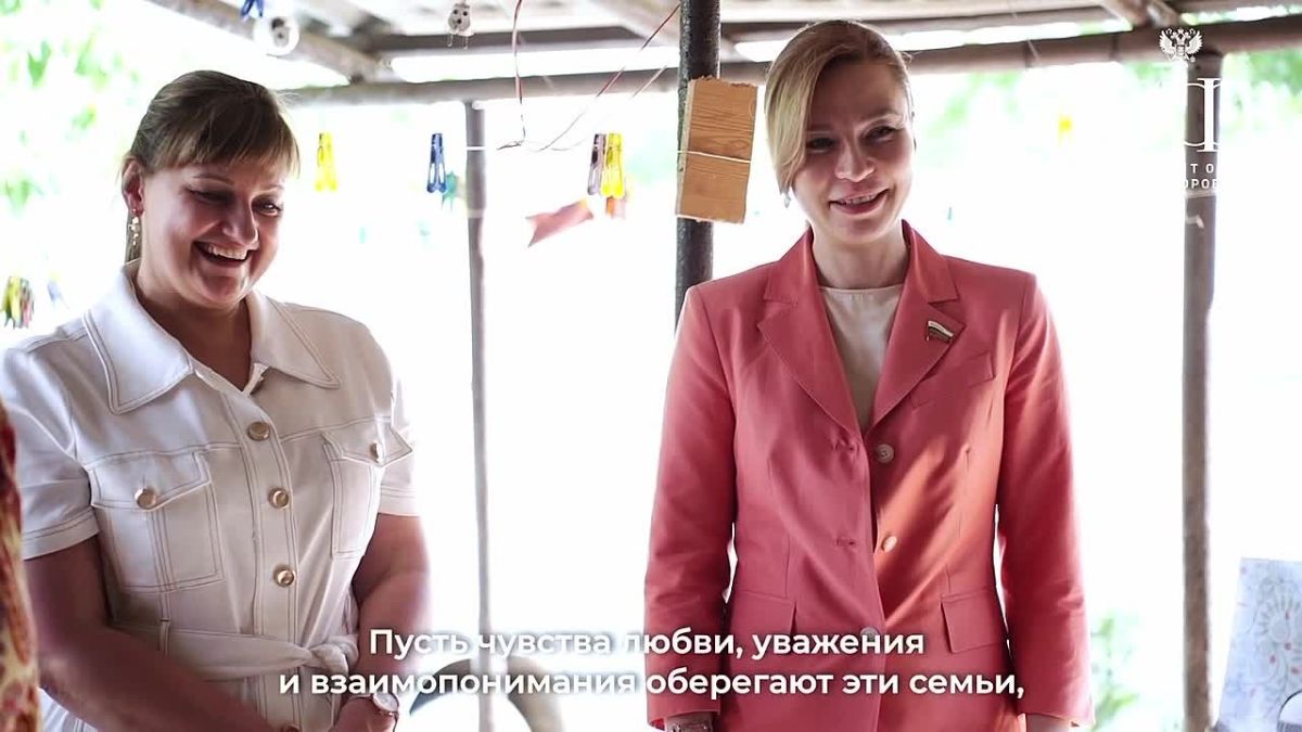 Наталья Никонорова: От имени Женского движения Единой России в День семьи, любви и верности вместе с исполняющей полномочия руководителя администрации городского округа Макеевка навестили замечательную многодетную семью
