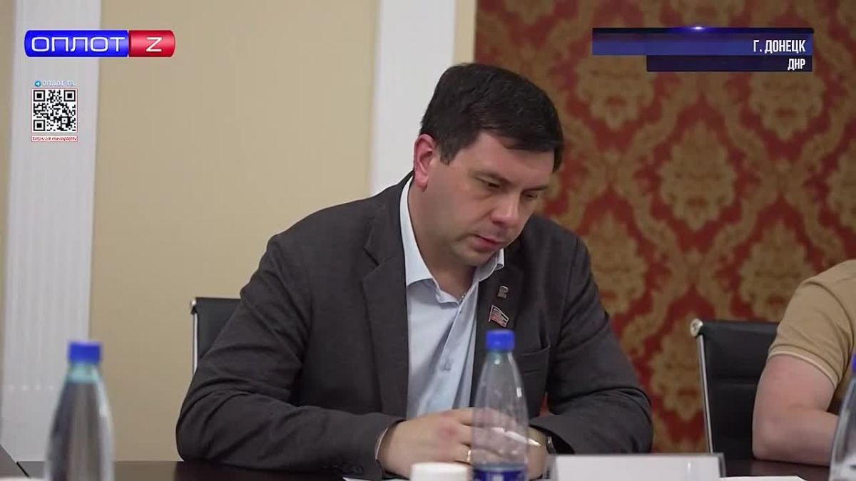 Андрей Крамар: В перерывах между совещаниями и обсуждением законопроектов по привычке читаю с телефона новости