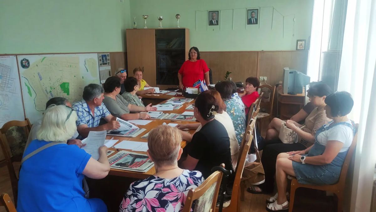 Начальник Комсомольского территориального отдела Людмила Морщ провела встречу с управдомами многоквартирных домов города Комсомольское
