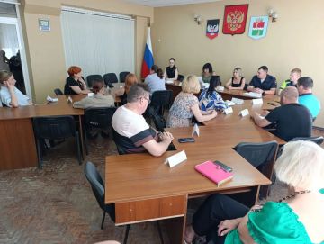 08 июля 2026 года в администрации Амвросиевского муниципального округа состоялось очередное заседание комиссии по делам несовершеннолетних и защите их прав под председательством Крюковой Елены Николаевны
