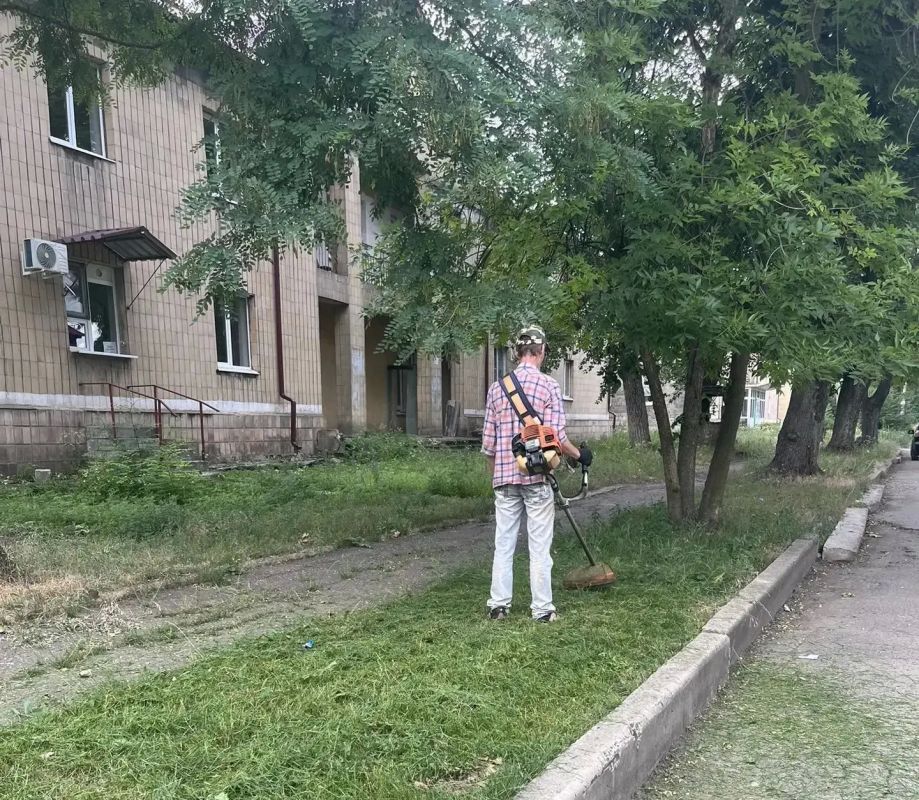 Сегодня, 9 июля, сотрудники ГБУ ДНР «Городской противотуберкулёзный диспансер г. Макеевки» и ГБДОУ «Детский сад № 29 общеразвивающего вида городского округа Макеевка» в рамках акции «Чистый четверг» провели работы по...