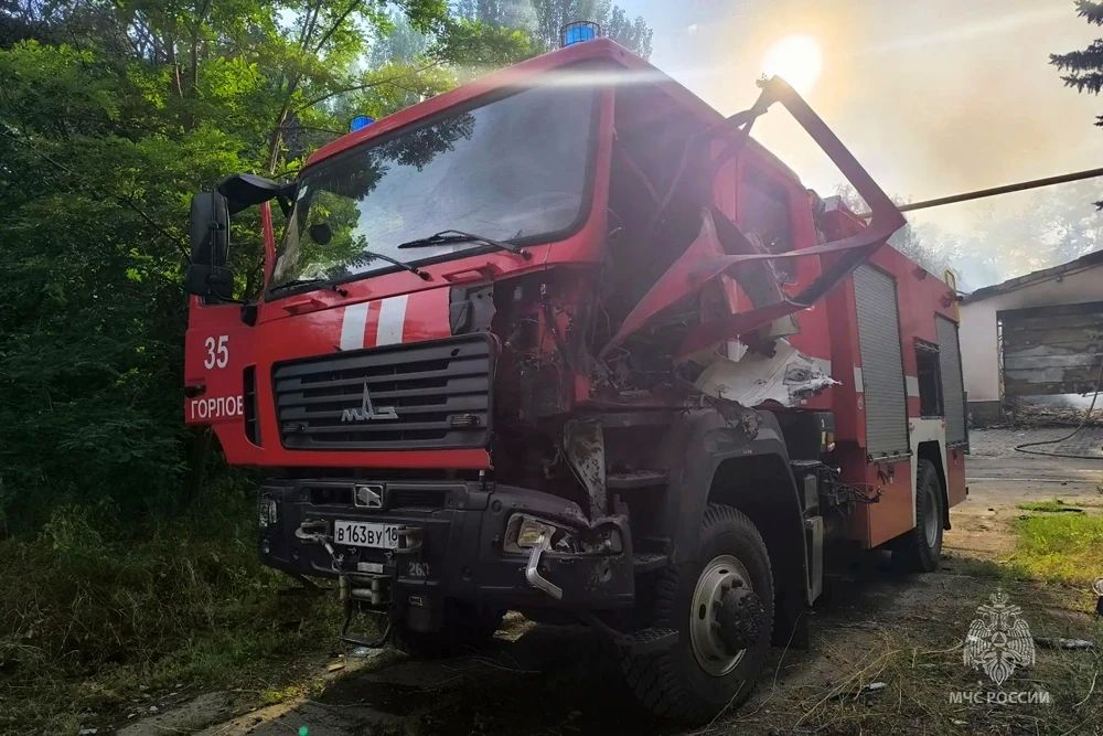 В Горловке из-за атаки БПЛА пострадал сотрудник МЧС России, повреждена пожарная автоцистерна