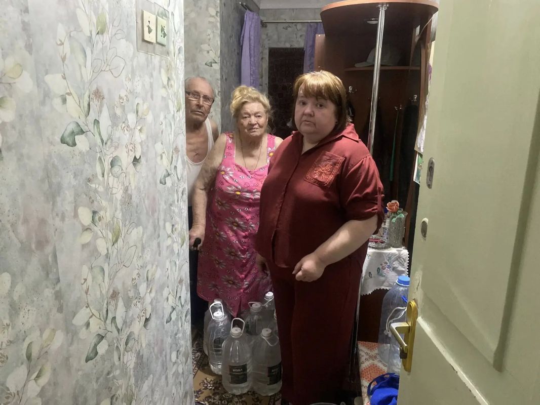 Денис Зубов: Вчера представители администрации совместно с активистами Иловайского местного отделения МГЕР оказали адресную помощь пожилым людям и принесли питьевую воду