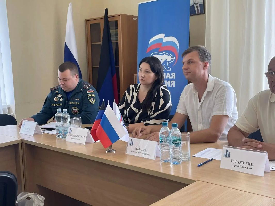 Анна Кондрыкинская провела встречу с активом старших по домам Петровского района Донецка