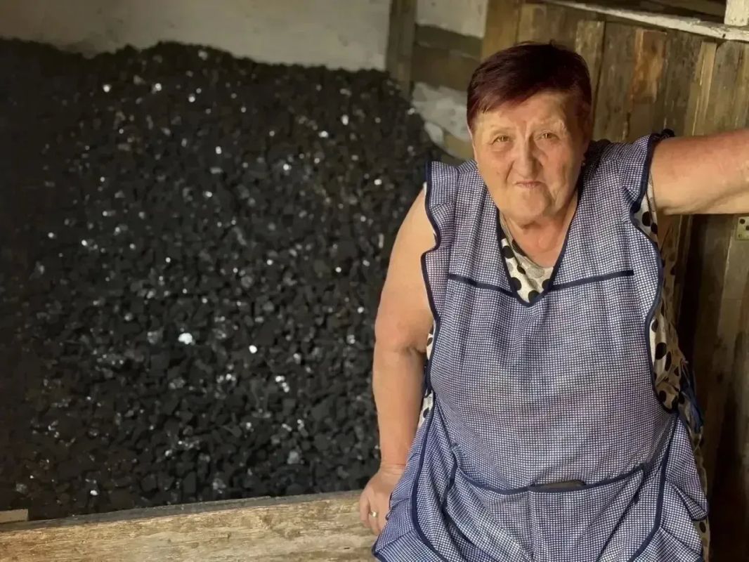 Шефы из Губкинского (ЯНАО) помогли жительнице села Полковое Волновахского округа запастись углем