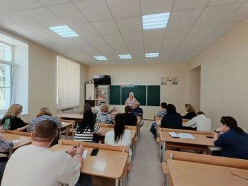 10 июля депутат Старобешевского муниципального совета ДНР Партии «ЕДИНАЯ РОССИЯ» Марина Острик провела встречу с трудовым коллективом ГБОУ «СТАРОБЕШЕВСКАЯ ШКОЛА №1 СТАРОБЕШЕВСКОГО М.О.»