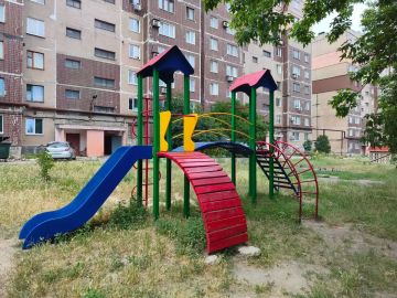 В рамках благоустройства территории Кировского внутригородского района силами МУП АГМ «Перспектива» выполнены работы по покраске элементов детской площадки, расположенной на придомовой территории жилого дома № 22 по ул....
