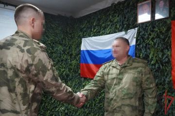 Командующий группировкой вручил награды отличившимся росгвардейцам в Донецкой Народной Республике