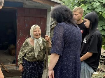 Добру быть! . Заместитель главы администрации Мангушского муниципального округа Наталья Тосхопаран совместно с активной молодёжью посетила одинокую жительницу села Ильичёвское, которой в этом году исполнился 91 год