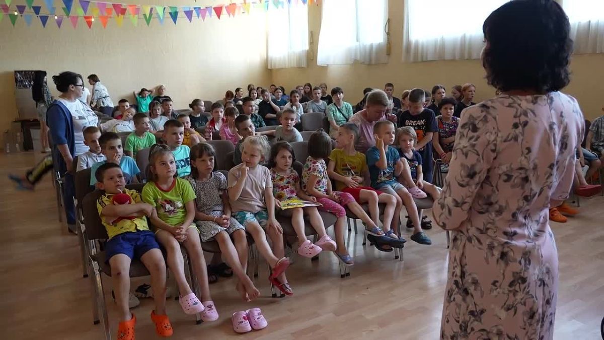 Мультфильм, подарки и награды: в Амвросиевке прошёл тёплый вечер для воспитанников детского дома