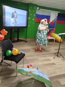Пожилым мариупольцам организовали душевный концерт