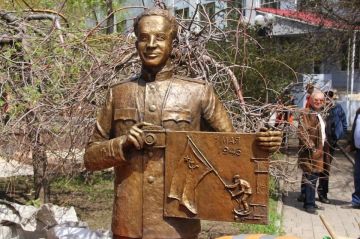 Установленный с помпой в 2021 году бронзовый памятник фотографу Победы Евгению Халдею на днях был демонтирован в Донецке