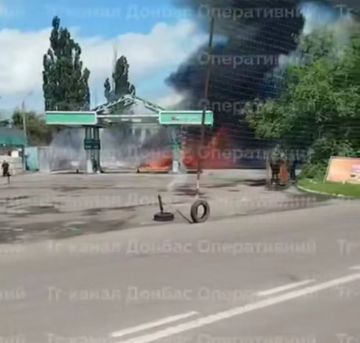 Пылают АЗС врага в оккупированном Славянске