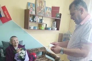 Долгожительнице из Волновахи вручили поздравление от Президента России Путина