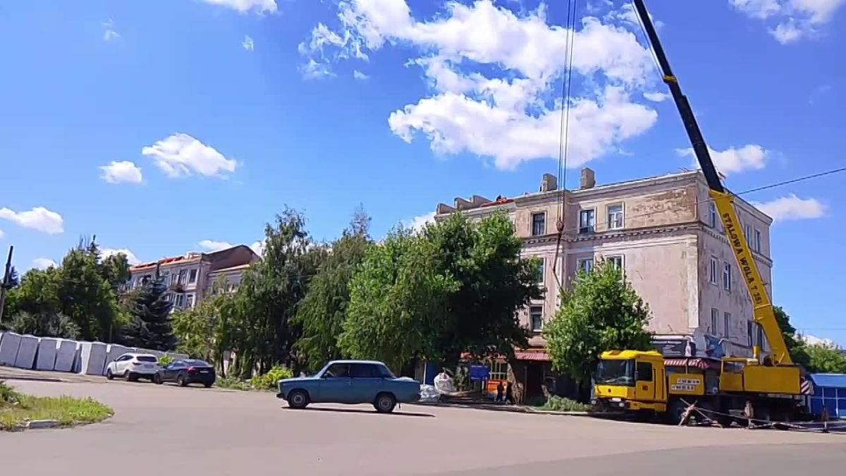 Сегодня, 13 июля, на территории Кировского внутригородского района в рамках мероприятий по восстановлению и ремонту жилого фонда на 2026 год силами подрядной организации продолжаются работы по ремонту кровли жилого дома №...