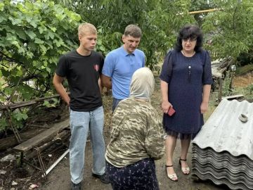 Добру быть!. Исполнительный секретарь местного отделения партии Наталья Тосхопаран вместе с партийцами посетила одинокую жительницу села Ильичёвское, которой в этом году исполнился 91 год