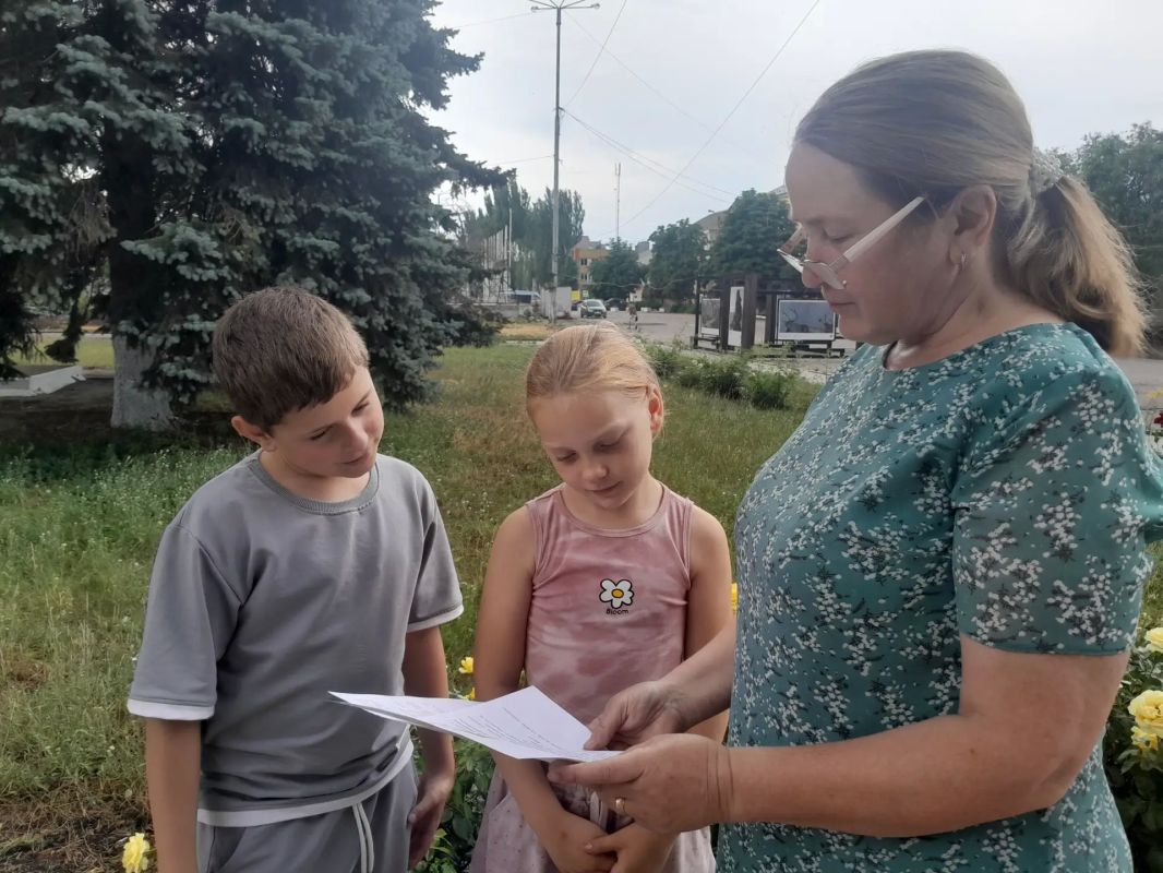 В рамках проведения единого дня безопасности для детей и подростков сотрудники детской библиотеки-филиала провели уличную акцию «Внимание всем: беспилотник!»