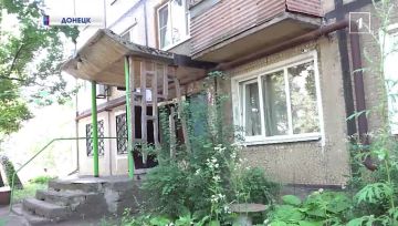 Осторожно, рушится козырёк! В Донецке обновляют кровлю и вход в подъезд