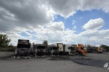 Грузовики повреждены в Луганске в результате ночной атаки украинских БПЛА