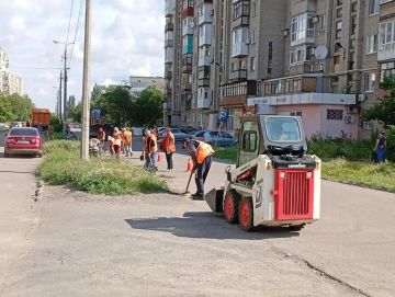С заботой об округе. Работники Ясиноватского жилищно-эксплуатационного комбината на минувшей неделе продолжили благоустраивать улицы наших населенных пунктов
