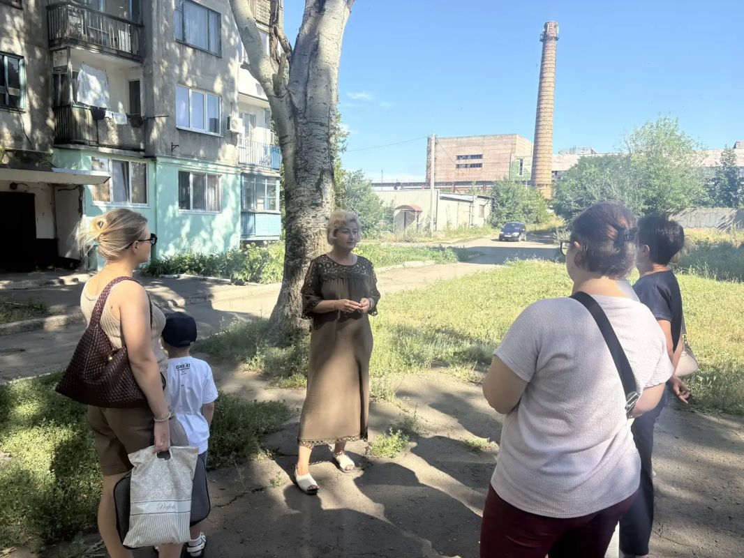 Встреча с населением. Карташева Ирина Валериевна, депутат Снежнянского городского совета ДНР первого созыва, фракция Всероссийской политической партии «Единая Россия», провела встречу с гражданами по улице Заводская