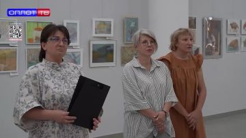 В выставочном зале имени Куинджи открылись работы мариупольских художниц «Свет июля»