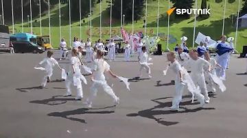 В Витебске подняли флаг юбилейного 35-го "Славянского базара", передаёт