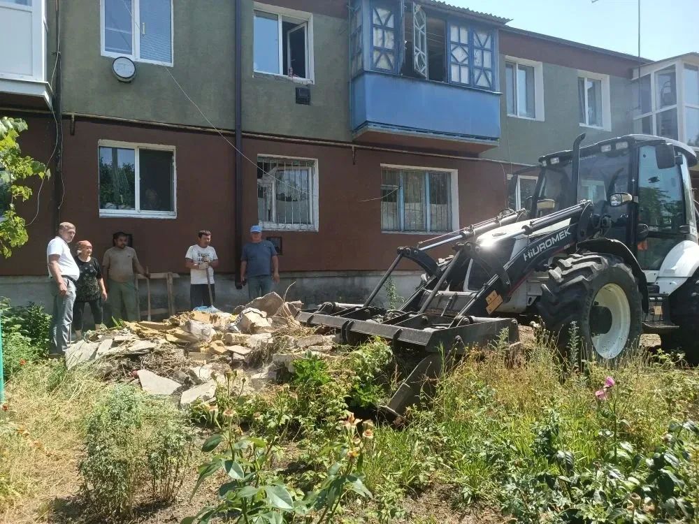 Выполняя поручение Главы Донецкой Народной Республики Дениса Владимировича Пушилина, проверил ход работ по благоустройству территории после проведения ремонтно-восстановительных работ у многоквартирного дома № 19 по ул....