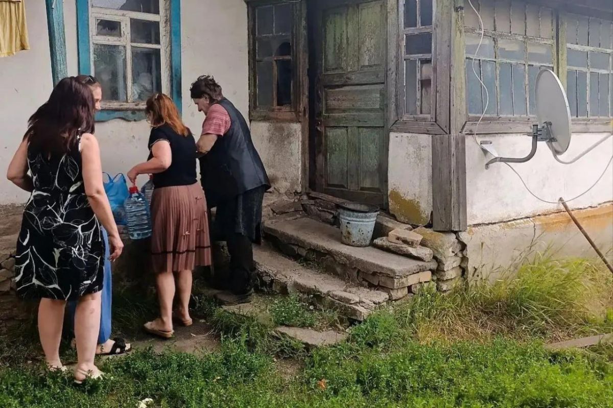 И продукты, и душевное тепло: волонтёры побывали в гостях у одиноко живущей сельчанки из Кумачово