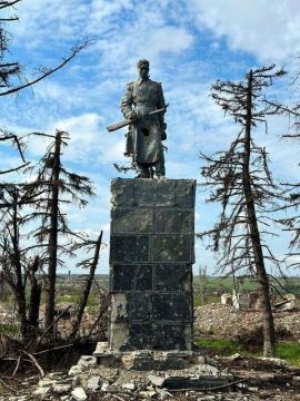 В освобождённом Соледаре сохранился памятник лётчику Нафанаилу Морозову, погибшему в 1942 году