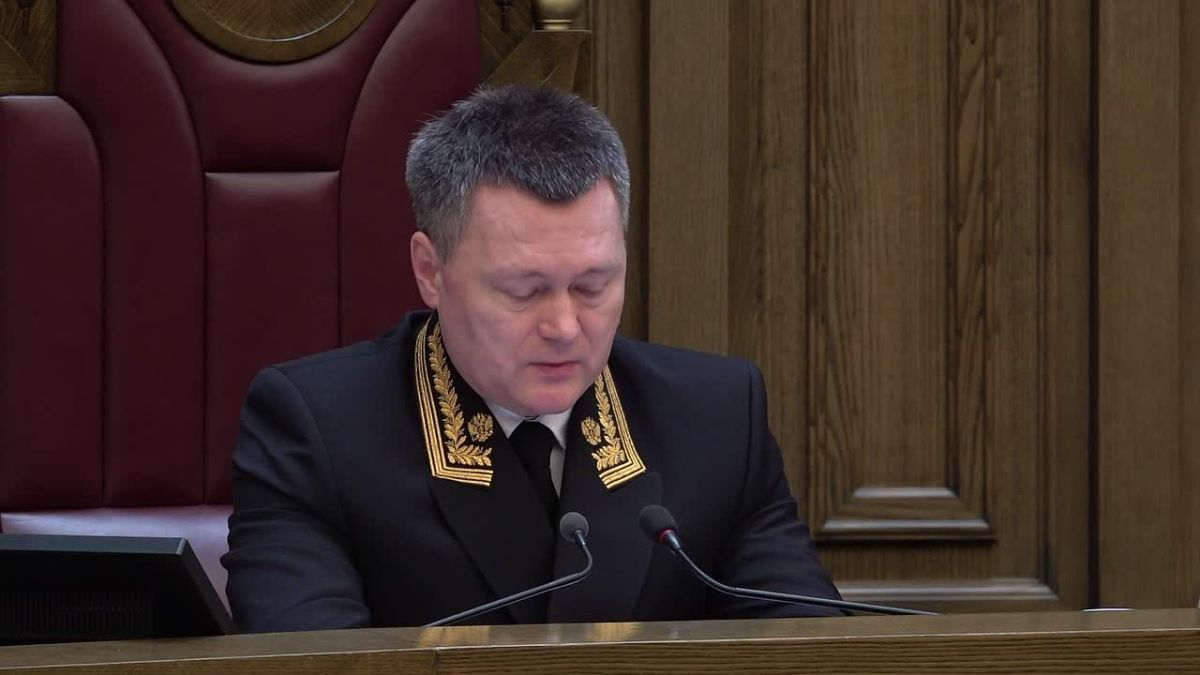 Игорь Краснов на заседании Пленума в соответствии с Указом и Распоряжением Президента России вручил судьям государственные награды и поощрения