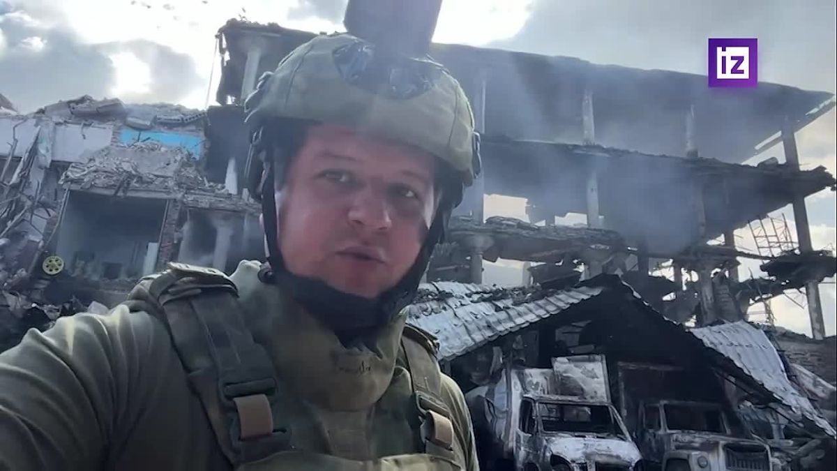 "Всё разрушено": корреспондент "Известий" Евгений Быковский показал кадры последствий удара беспилотников ВСУ по кондитерскому предприятию в Горловке в ДНР