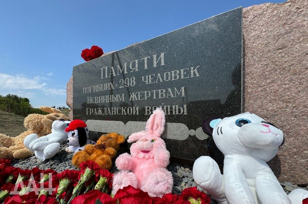 Танец памяти: в ДНР почтили жертв крушения рейса MH17