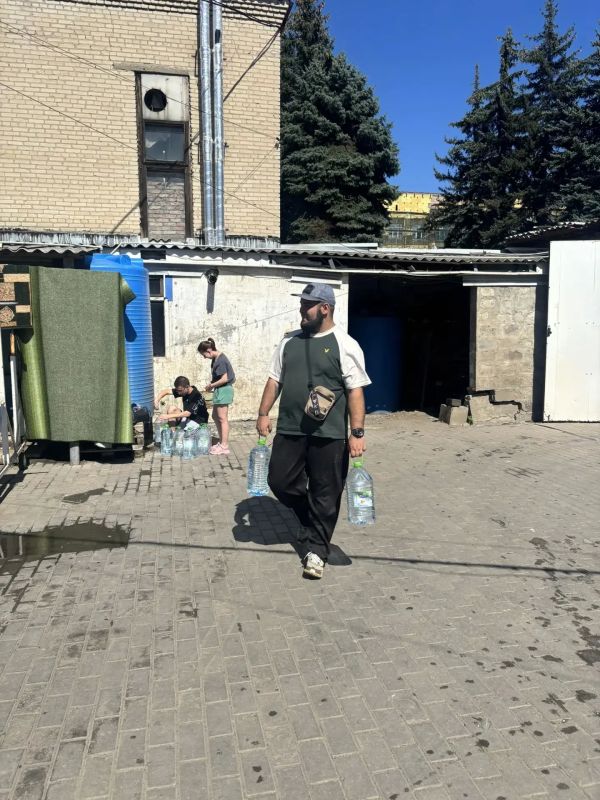 Активная молодежь Иловайска оказала адресную помощь местной жительнице, доставив воду