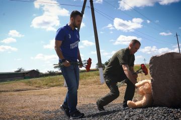 В Шахтерском округе возложили цветы к мемориалу жертвам авиакатастрофы 2014 года