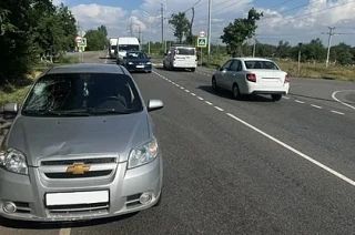 Под Харцызском ребенок на электросамокате выехал на дорогу и столкнулся с машиной