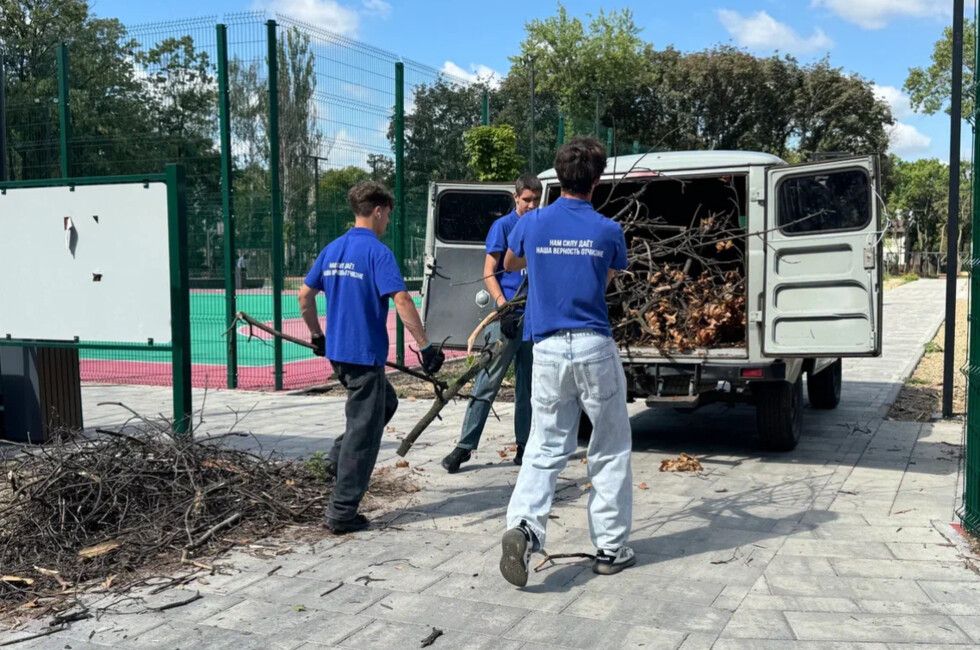 Донецкая молодежь привела в порядок парк «Гулливер» после нашествия вандалов