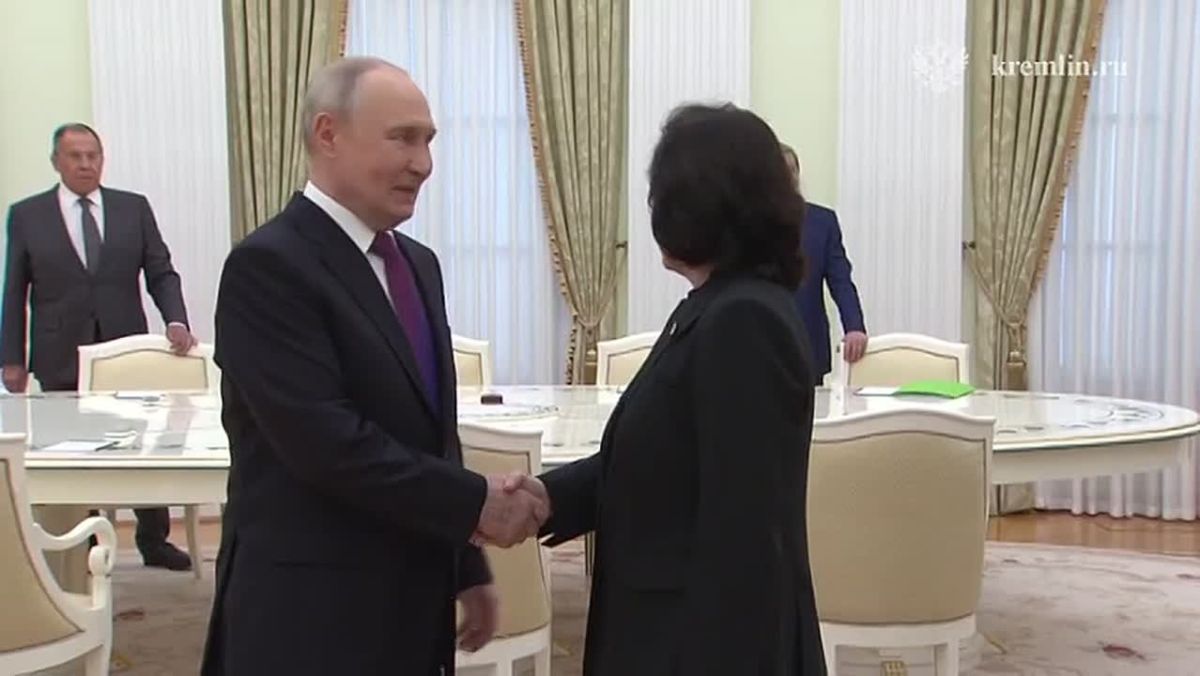 Владимир Путин в Кремле провел встречу с главой МИД КНДР Цой Сон Хи Путин на встрече с главой МИД КНДР передал самый теплый привет Ким Чен Ыну: Глава МИД КНДР заявила, что передаст Ким Чен Ыну "теплый привет" от Владимира...