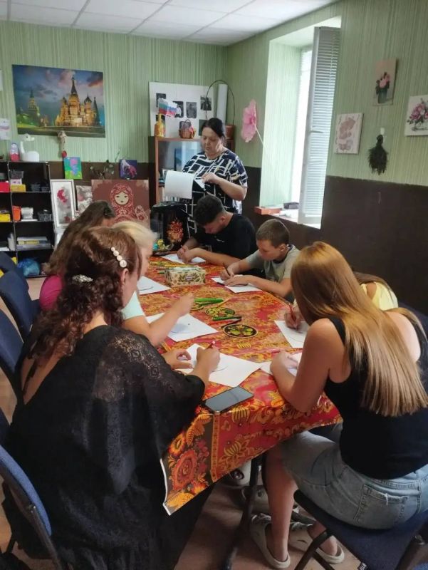 В Единый день фольклора, 17 июля, на базе Белосарайского сельского клуба прошел мастер-класс по хохломской росписи