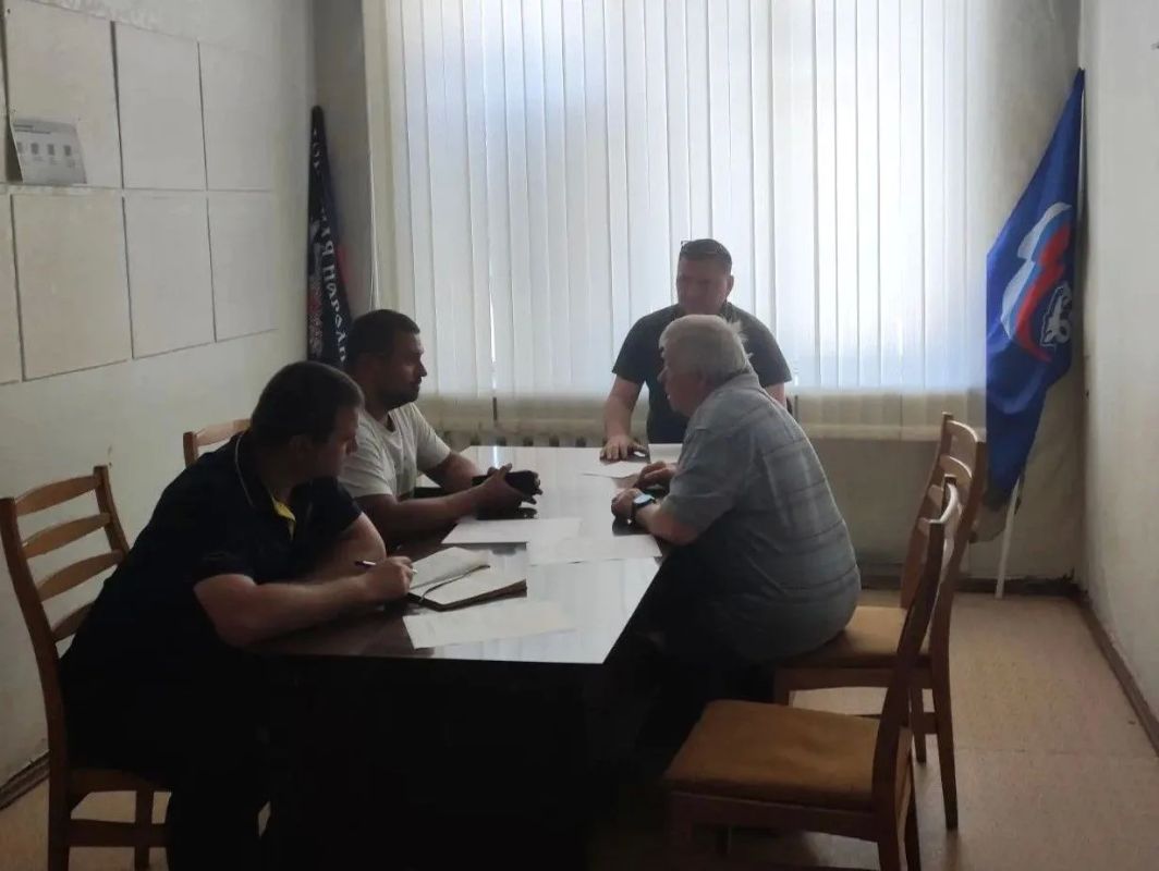 Сегодня на личный прием к главе Амвросиевского муниципального округа Игорю Лызову поступило обращение от жителя города, проживающего по улице Фрунзе, 2 Житель пожаловался на недостаточную работу управляющей компании по...