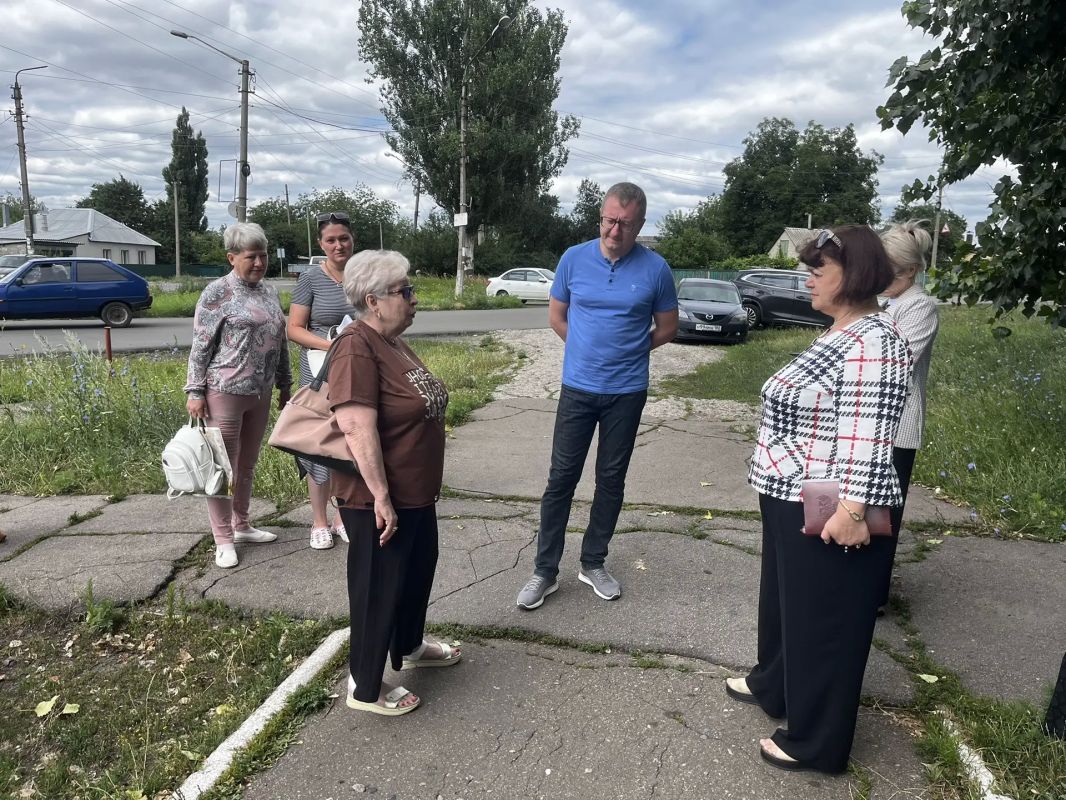Заместитель главы муниципального образования городского округа Харцызск Марина Чмелева совместно с председателем Комитета Народного Совета ДНР по промышленности и торговле Виктором Николаенко провели встречу с жителями улицы...
