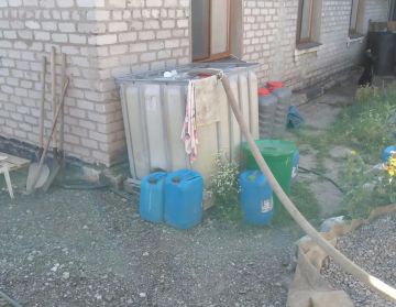 Сегодня, 20 июля, в Кировском внутригородском районе при поддержке региона-шефа Московская область согласно поступившим заявкам произведен подвоз воды для жителей жилого массива «Путь Ильича» по ул. Кальмана, Алексеева...